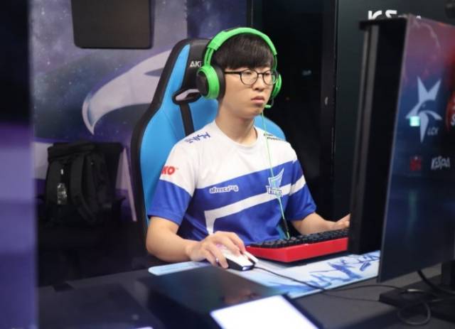 鞭策着他不 鞭策着他不